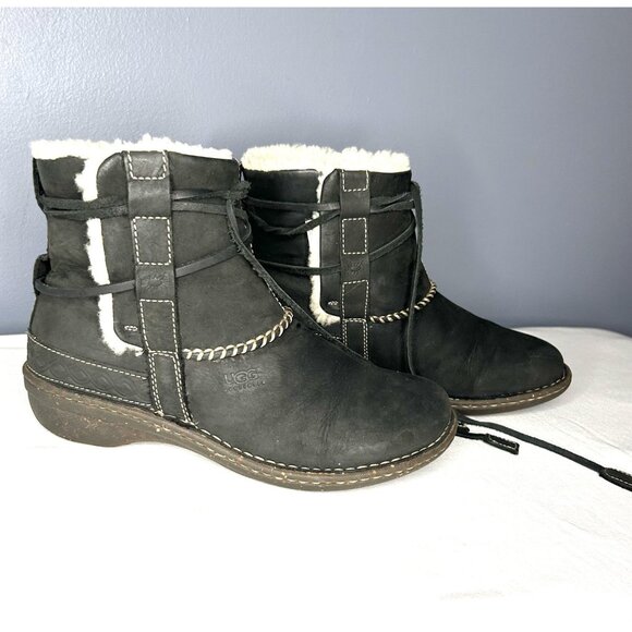 UGG Australia Cove Boots Womens Size 8 Black Sheepskin Lined Leather Ankle - Picture 1 of 16